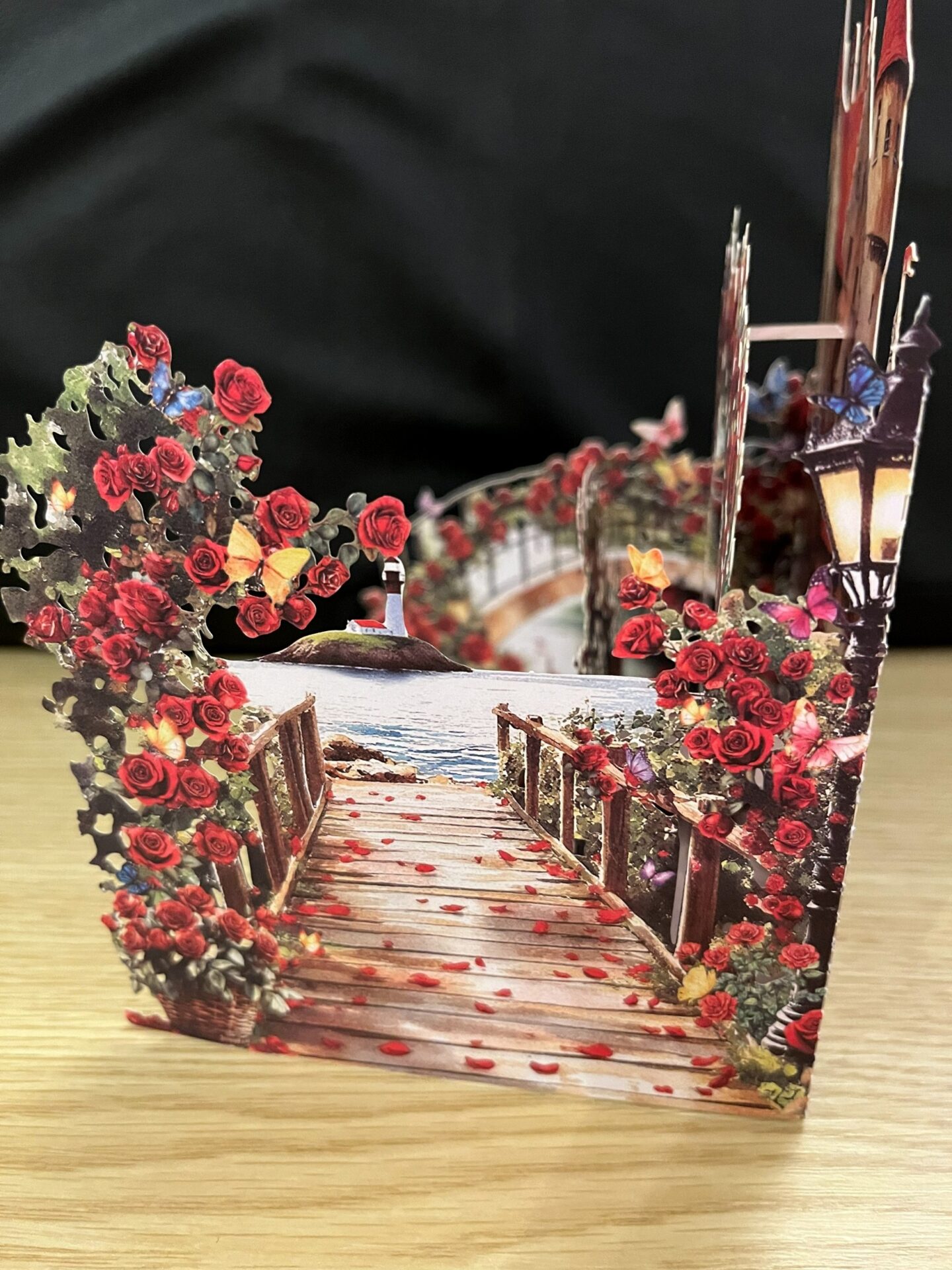 3D POP UP RED ROSES, CASTLE AND LAKE WATERCOLOUR STYLE CARD SIDE 3D POP UP RED ROSES, CASTLE AND LAKE WATERCOLOUR STYLE CARD SIDE.